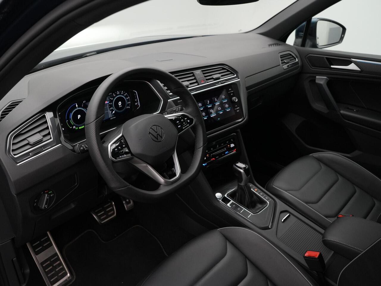 Volkswagen TIGUAN 1.4 TSI 245 pk DSG eHybrid R-Line Business+ | Panoramadak | Trekhaak | Leder | Geheugenstoelen | Rondomzicht camera | IQ Light | Stuur-/achterbankverwarming