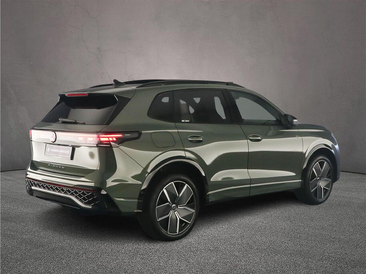 Volkswagen TIGUAN R-Line Edition 1.5 TSI eHybrid 272pk DSG Automaat Trekhaak, Panoramadak, Black Style, Adaptive cruise control, Elektrische achterklep, Achteruitrijcamera