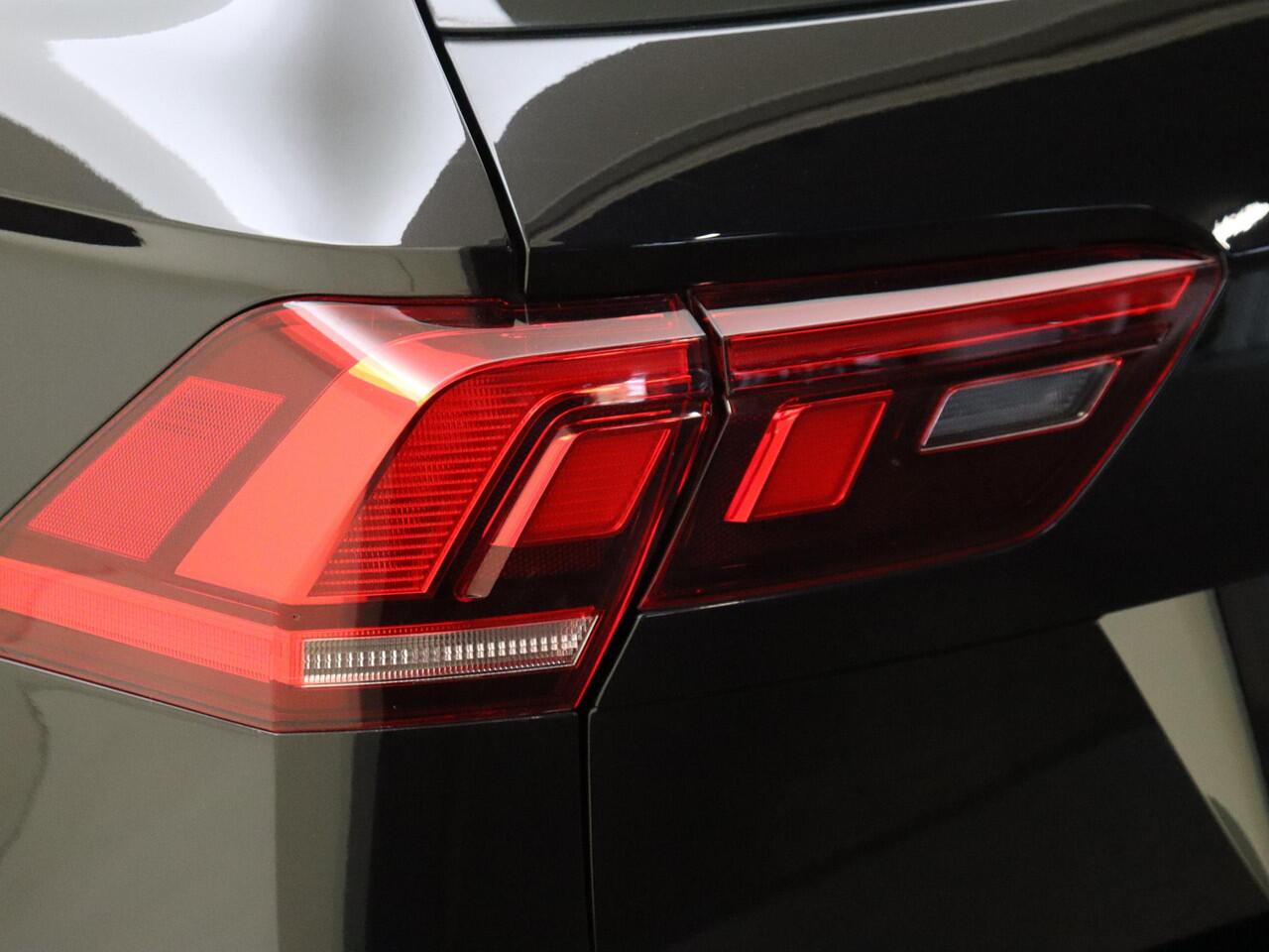 Volkswagen TIGUAN 1.4 TSI eHybrid Life | Panoramadak | Achteruitrijcamera | Stoel- en stuurwielverwarming | 3-zone airco | Navigatie | Digital cockpit Pro | Adaptieve cruise control |