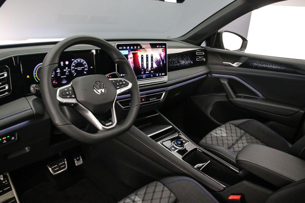 Volkswagen TIGUAN R-Line Edition 1.5 TSI eHybrid 272pk DSG Automaat Trekhaak, Panoramadak, Black Style, Adaptive cruise control, Elektrische achterklep, Achteruitrijcamera