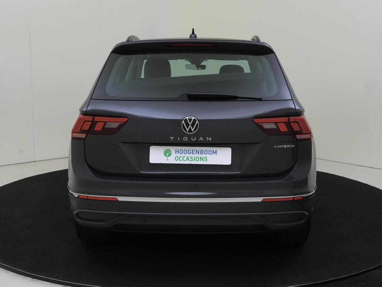 Volkswagen TIGUAN 1.4 TSI eHybrid Life | Trekhaak | Stoel- en stuurwielverwarming | 3-zone airco | CarPlay | Digital cockpit Pro | Adaptieve cruise control | Parkeersensoren |