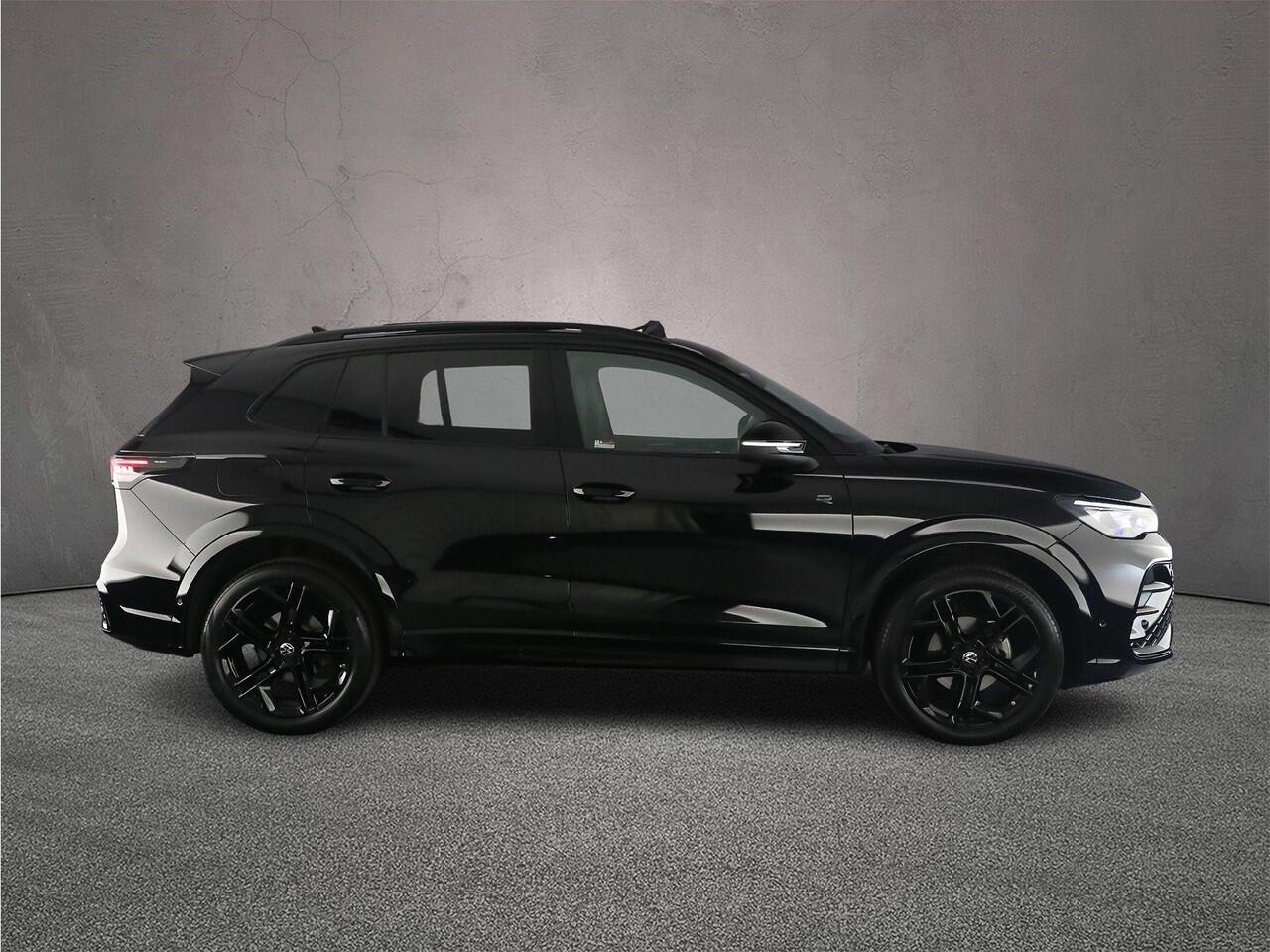 Volkswagen TIGUAN R-Line Edition 1.5 eTSI 150pk DSG Automaat Trekhaak, 360 camera, Panoramadak, Adaptive cruise control, Black Style, Elektrische achterklep, LED matrix koplampen