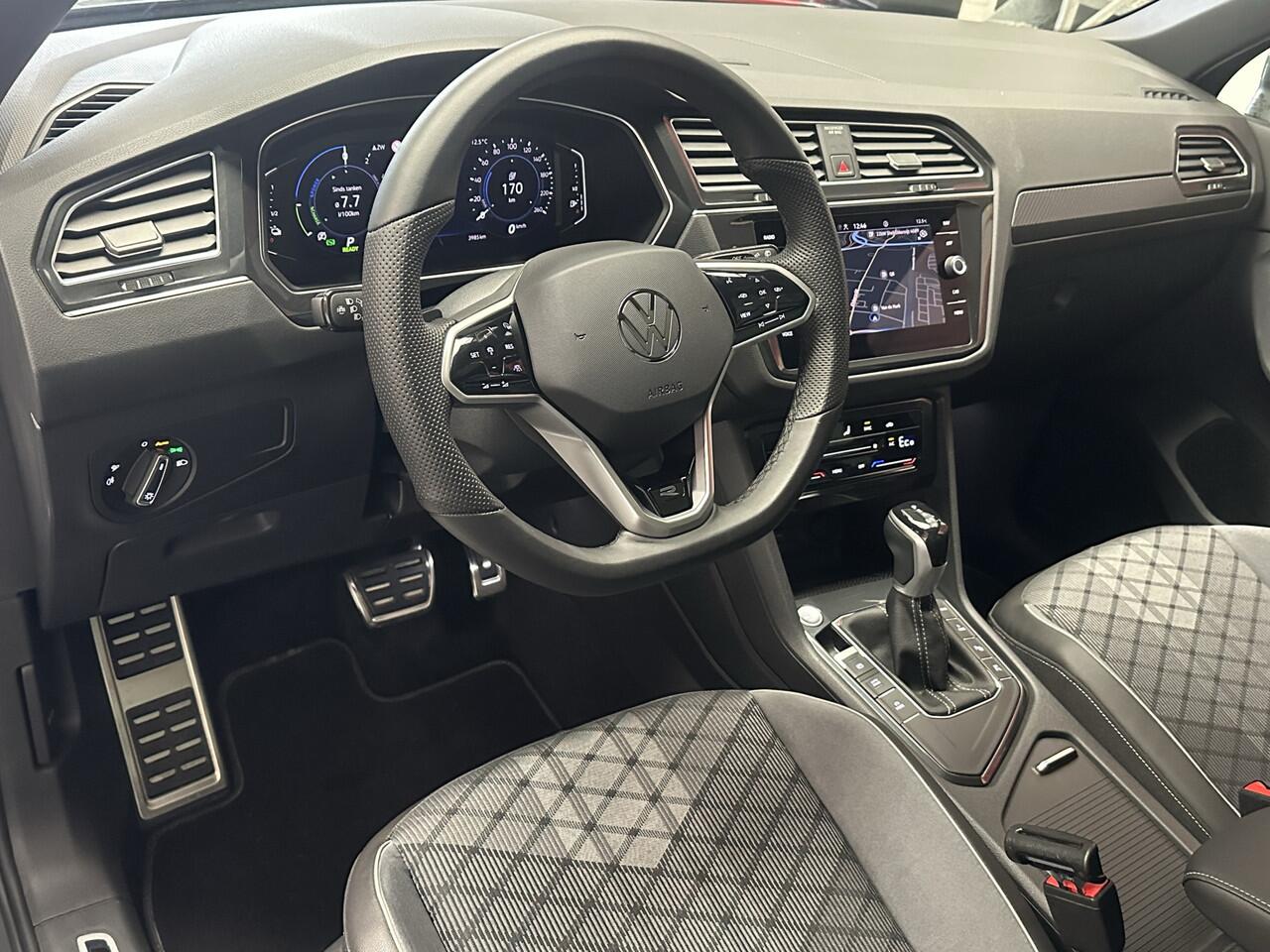 Volkswagen TIGUAN 1.5 E HYBRID R-LINE VOL OPTIES !! NIEUWSTAAT !!! PANORAMADAK 360 CAMERA NAVIGATIE ADAPTIVE CRUISE CONTROL CLIMATE CONTROL APPLE CARPLAY/ANDROID RIJSTROOKSENSOREN DODEHOEKSENSOREN PDC ZEER MOOI !! 3010