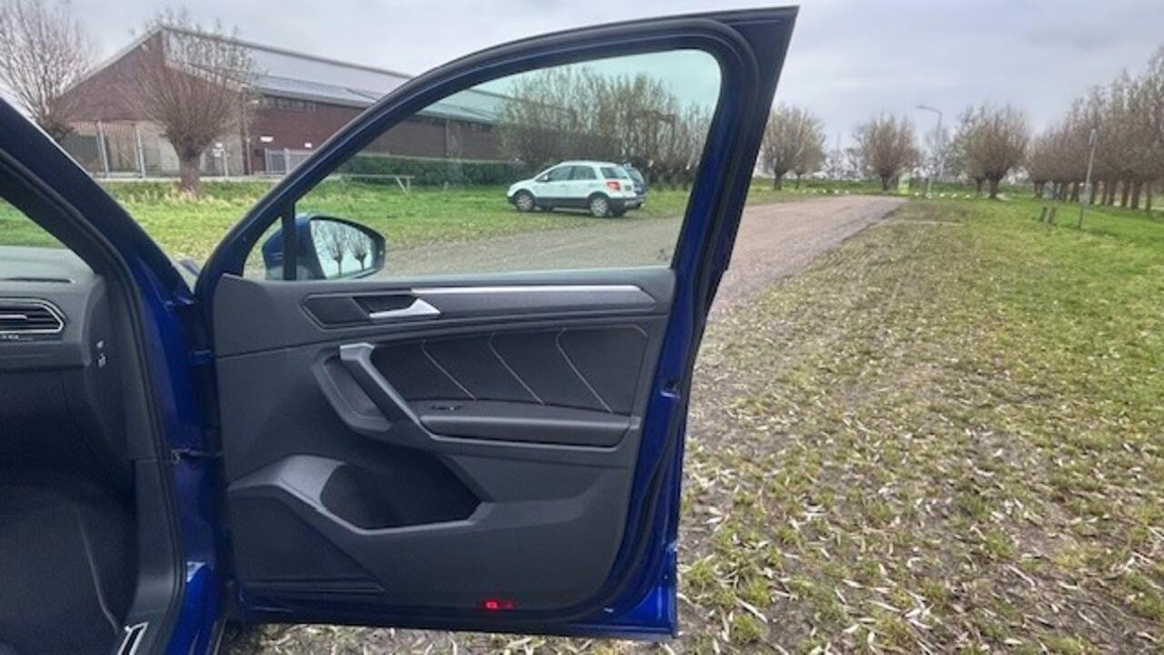 Volkswagen TIGUAN 1.5 TSI R-Line AUTOMAAT 26.000KM!! 1E EIGENAAR!! NAVIGATIE, APPLE CARPLAY, DAB RADIO, STUURVERWARMING, STOELVERWARMING, AMBIËNTEVERLICHTING, DIGITAAL DASHBOARD, DODEHOEK ASSIST, RIJBAAN ASSIST, ADAPTIVE CRUISE CONTROL, ACHTERUITRIJCAMERA, PARKEERHULP V/A,