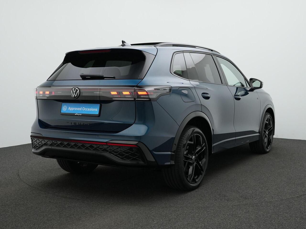 Volkswagen TIGUAN 1.5 eHybrid 272 pk DSG R-Line Edition | Panoramadak | Trekhaak | Adaptief onderstel | Stuur-/stoelverwarming | Achteruitrijcamera | Navigatie | Massage