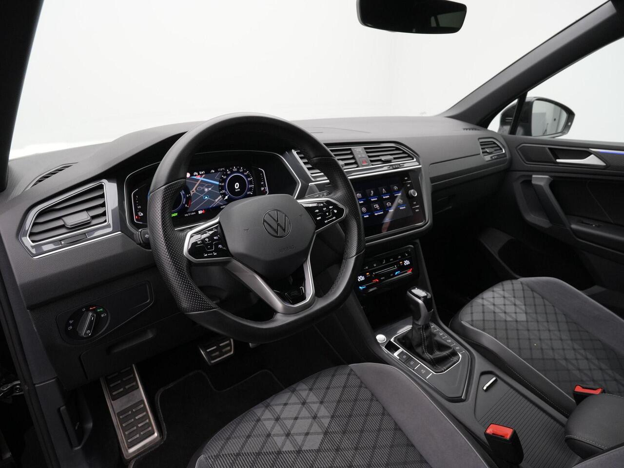 Volkswagen TIGUAN 1.4 TSI eHybrid 245 pk DSG R-Line | Trekhaak | Adaptief onderstel | IQ Light | Stuur-/stoelverwarming | Achteruitrijcamera