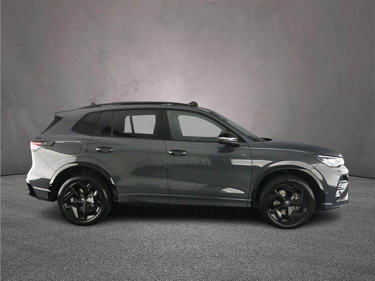 Volkswagen TIGUAN R-Line Edition 1.5 TSI eHybrid 272pk DSG Automaat Trekhaak, Panoramadak, Adaptive cruise control, Black Style, Achteruitrijcamera, Elektrische achterklep