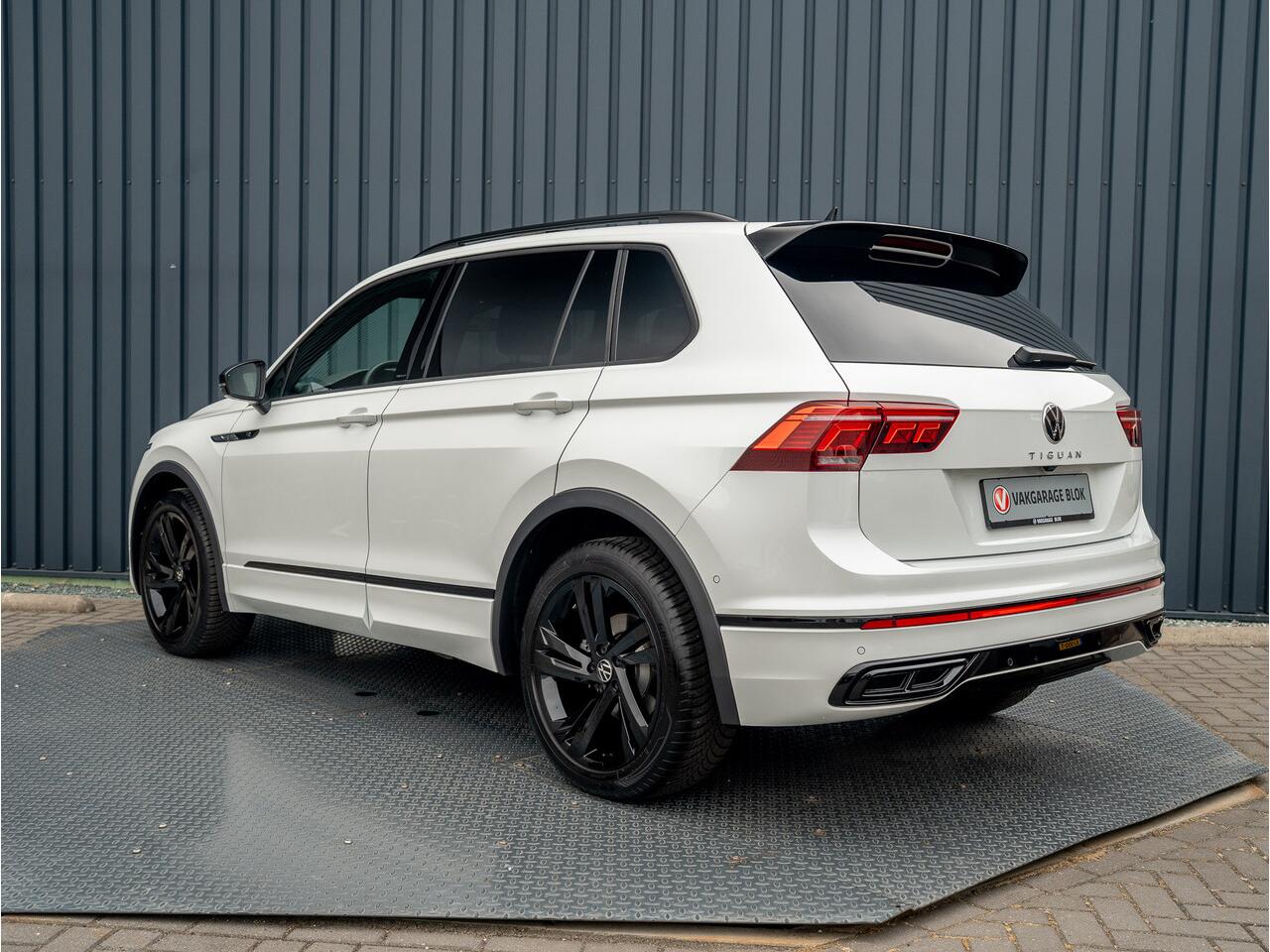 Volkswagen TIGUAN 1.5 TSI R-Line Business+ | Black Style | Panodak | Headup | IQ Light | Camera | Elk. A-klep | Prijs Rijklaar!!