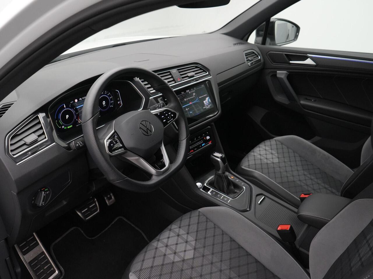 Volkswagen TIGUAN 1.4 TSI 245 pk DSG eHybrid R-Line Business+ | Panoramadak | Trekhaak | Navigatie Discover Pro | IQ Light | Stuur-/stoelverwarming