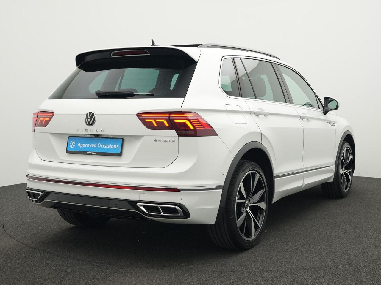 Volkswagen TIGUAN 1.4 TSI eHybrid 245 pk DSG R-Line Business+ | Panoramadak | Adaptief onderstel | IQ Light | Achteruitrijcamera