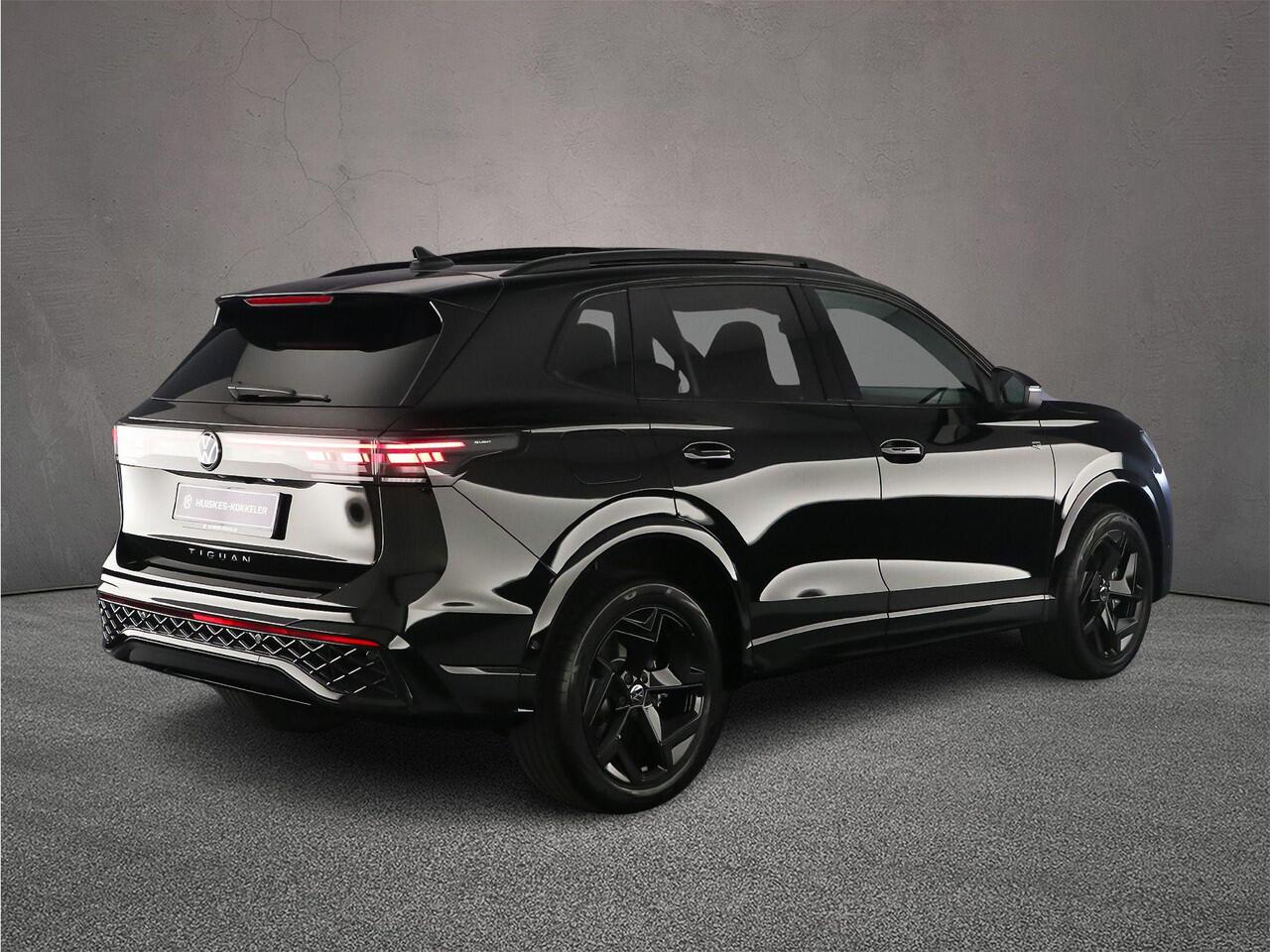 Volkswagen TIGUAN R-Line Edition 1.5 TSI eHybrid 272pk DSG Automaat Trekhaak, Panoramadak, Adaptive cruise control, Black Style, Achteruitrijcamera, Elektrische achterklep