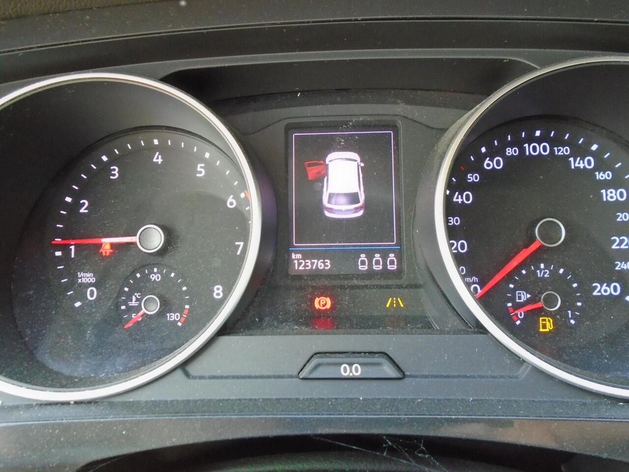 Volkswagen TIGUAN 1.5 TSI Comfortline Business met Trekhaak en Navigatie systeem