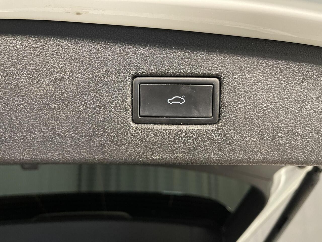 Volkswagen TIGUAN 1.4 TSI eHybrid R-Line Business Black Style 19"/Panoramadak/Trekhaak/Leder + memory/Head-up/Elektrische klep/Dodehoek/Stuur + stoelverwarming/IQ Lights/Adaptieve cruise