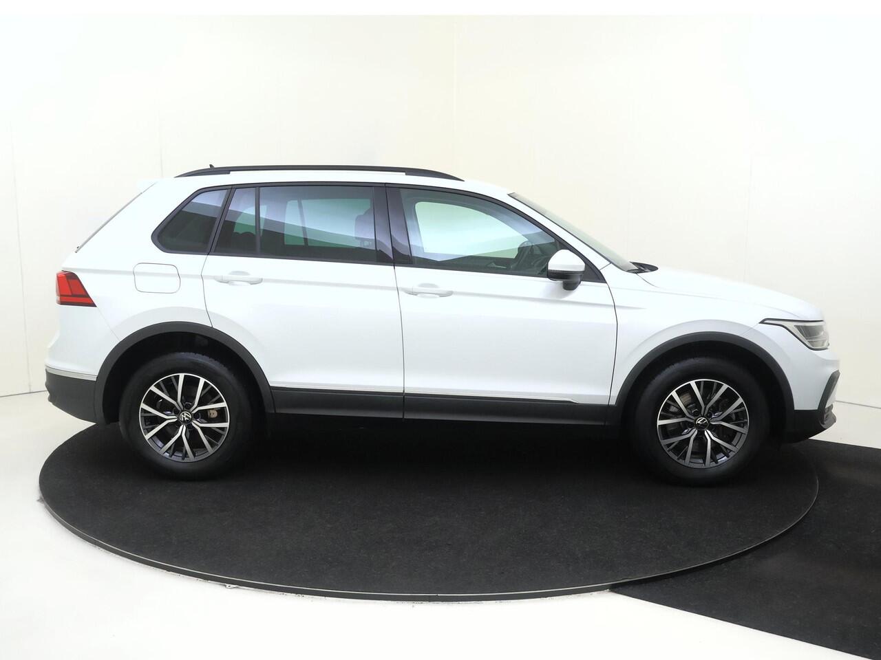 Volkswagen TIGUAN 1.4 TSI eHybrid Life | SoH 92% | Trekhaak | Stoel- en stuurwielverwarming | Adaptieve cruise control | CarPlay | Digital cockpit Pro | Parkeersensoren | 3-zone airco |