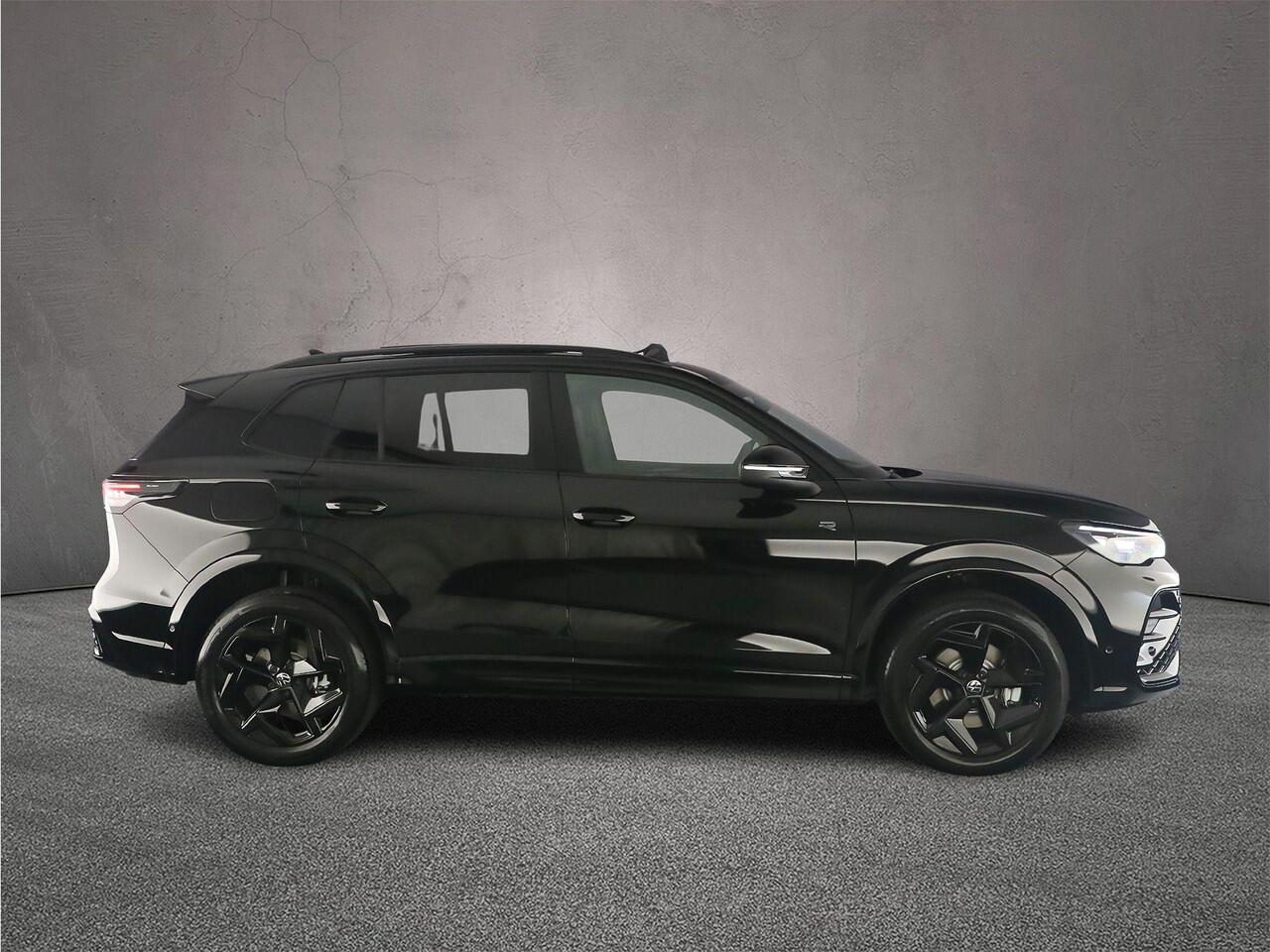 Volkswagen TIGUAN R-Line Edition 1.5 TSI eHybrid 272pk DSG Automaat Black Style, Trekhaak, Panoramadak, Adaptive cruise control, Achteruitrijcamera