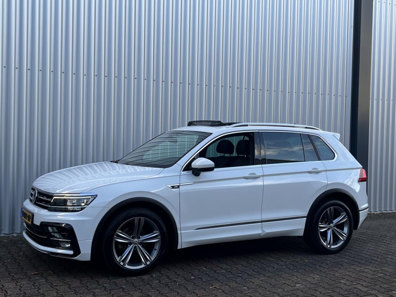 Volkswagen TIGUAN 1.5 TSI Highline Business R | Panorama Dak | Stoelverwarming