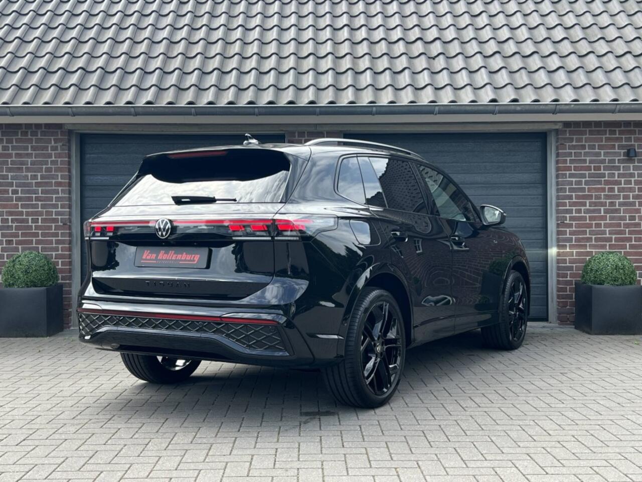 Volkswagen TIGUAN 1.5 eTSI DSG R-Line Pano Blackstyle Trekhaak IQ