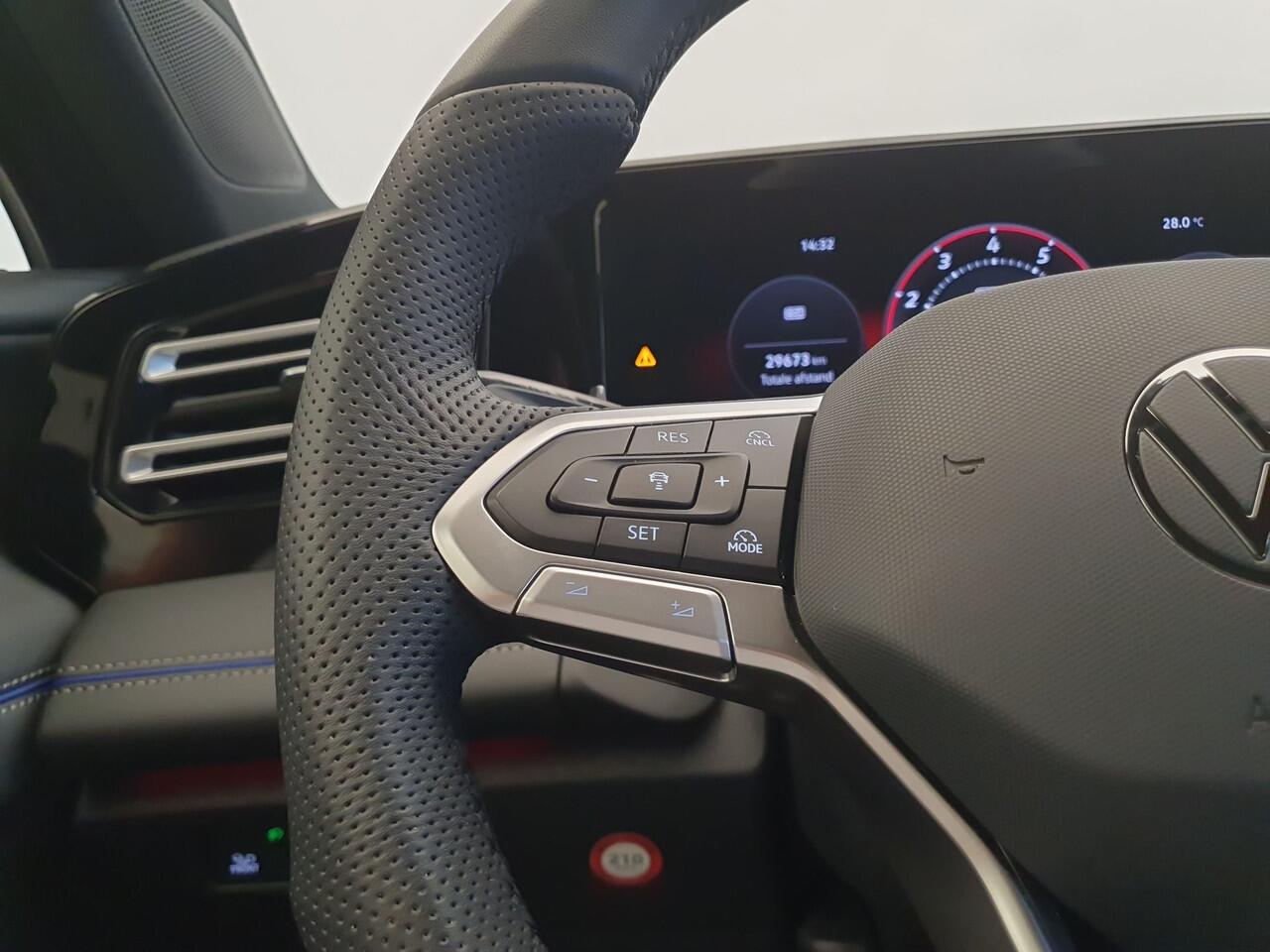 Volkswagen TIGUAN 1.5 eTSI 150pk DSG/AUT R-Line Leder, Wegklapbare trekhaak, Panoramadak, 360 camera