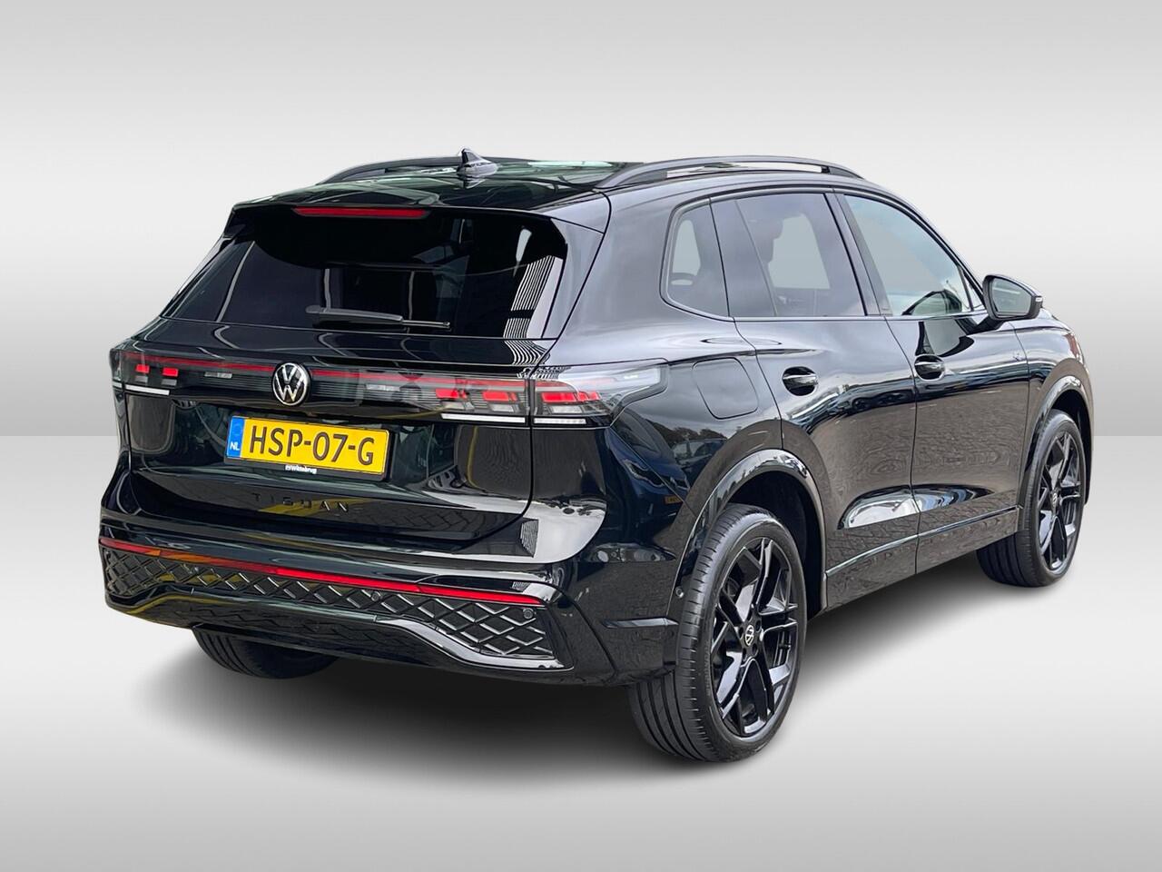 Volkswagen TIGUAN 1.5 eHybrid R-Line Edition / 272pk / Black Style / Trekhaak / 20'' LMV / Panoramadak / VW