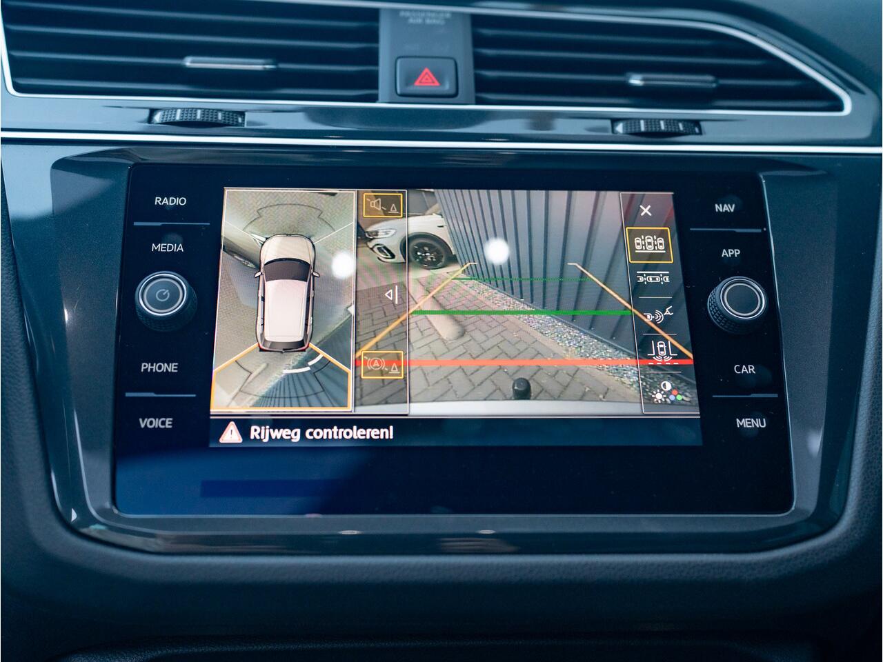 Volkswagen TIGUAN 2.0 TSI 4Motion Highline Business R-Line | 360 camera | Panodak | Trekhaak wegkl. | Prijs Rijklaar!!