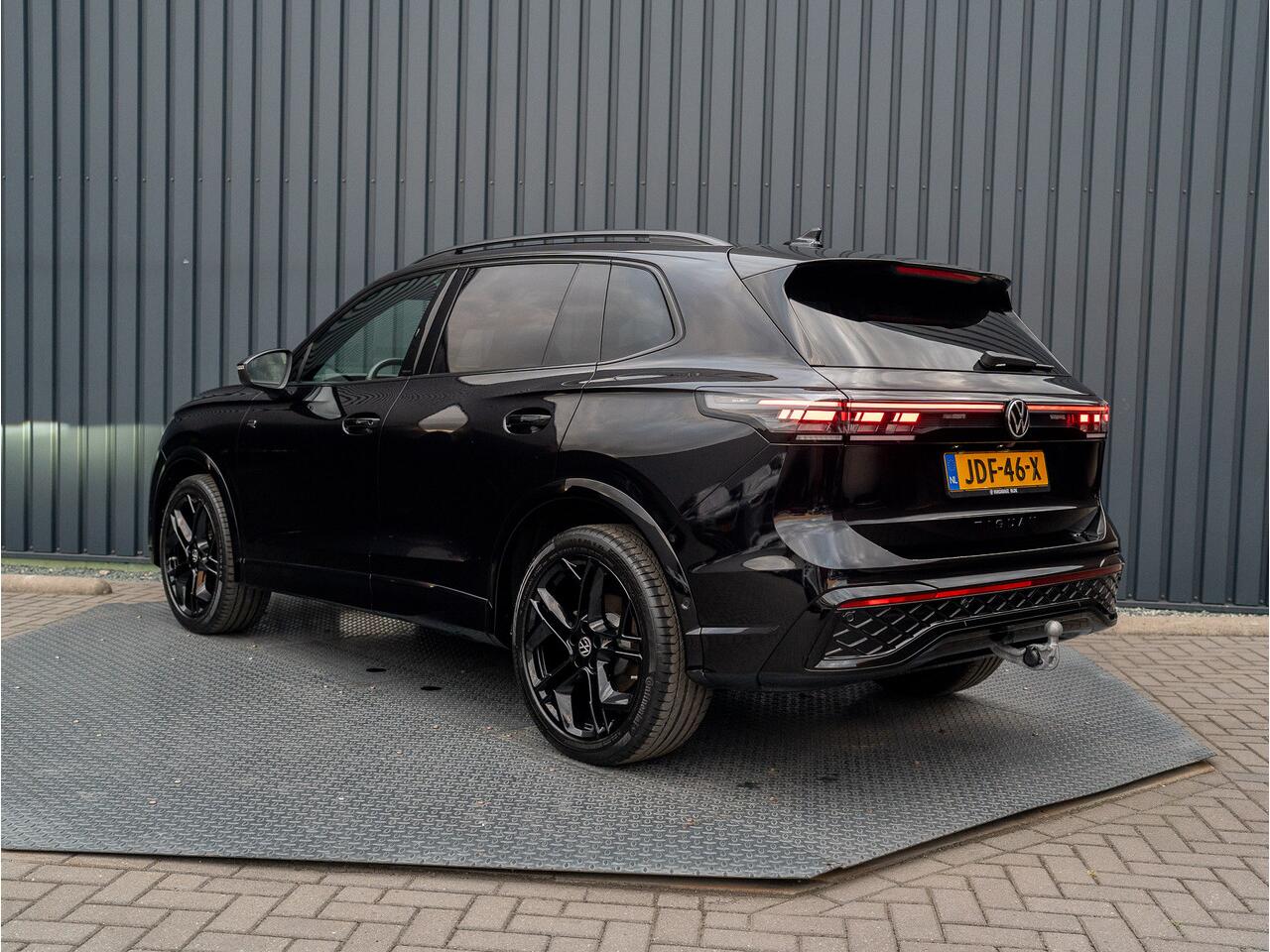 Volkswagen TIGUAN 1.5 eTSI R-Line Edition | 360 Camera | Harman/ Kardon | Trekhaak | Panodak | IQ Light | Head Up | Prijs Rijklaar!!