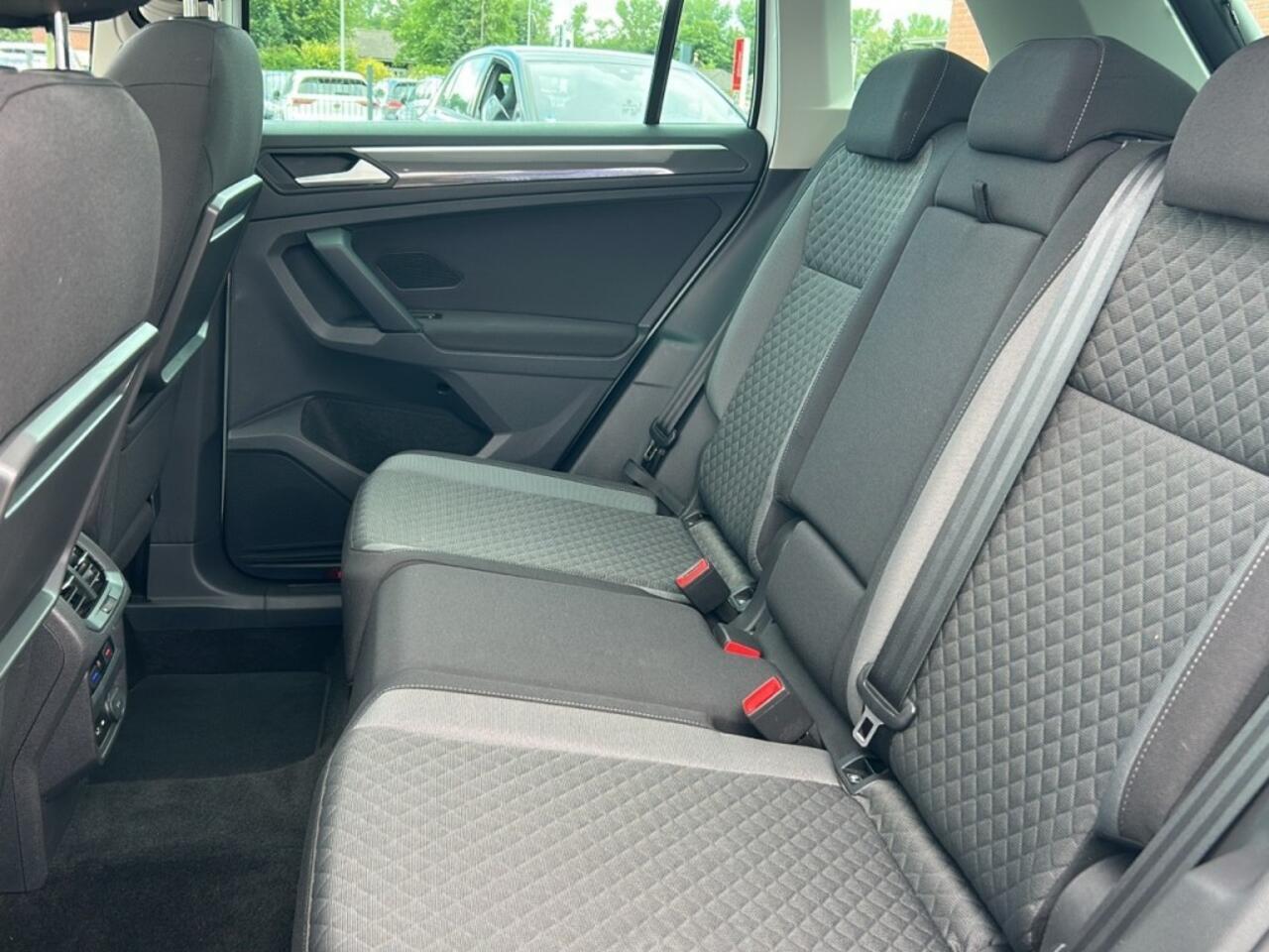 Volkswagen TIGUAN 1.5 TSI DSG COMFORTLINE PANO-DAK/TREKHAAK/NAVI/CARPLAY/HUD/ACC