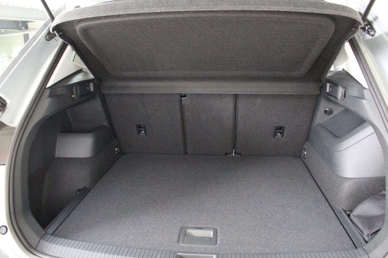 Volkswagen TIGUAN 1.5 eTSI Life Edition Navigatie | Panoramadak | Trekhaak | Standverwaming / koeling