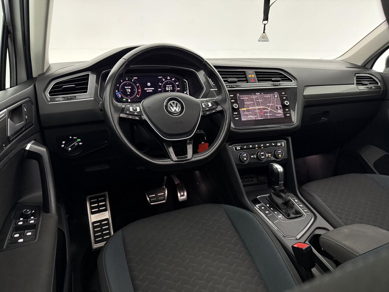 Volkswagen TIGUAN 1.5 TSI 150PK ACT R-Line | Pano | Virtual | Carplay | Camera | LED | Adaptive Cruise | Dodehoek