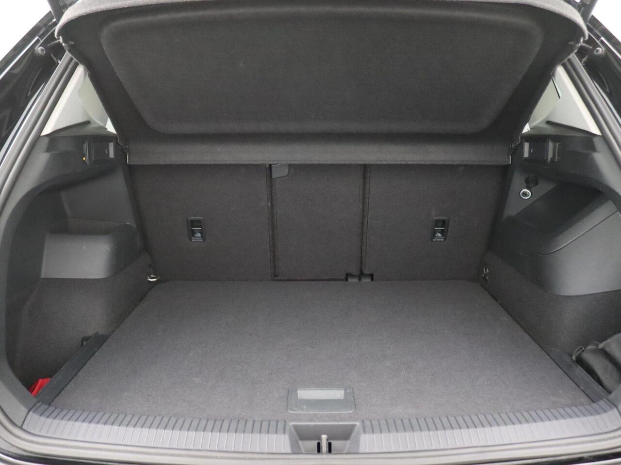 Volkswagen TIGUAN 1.5 eTSI Elegance 150PK Trekhaak, Matrix-Led, 18" Napoli, Navigatie, Adaptive Cruise Control, Elek. achterklep, Art Velours, Geluidsisolerende ramen