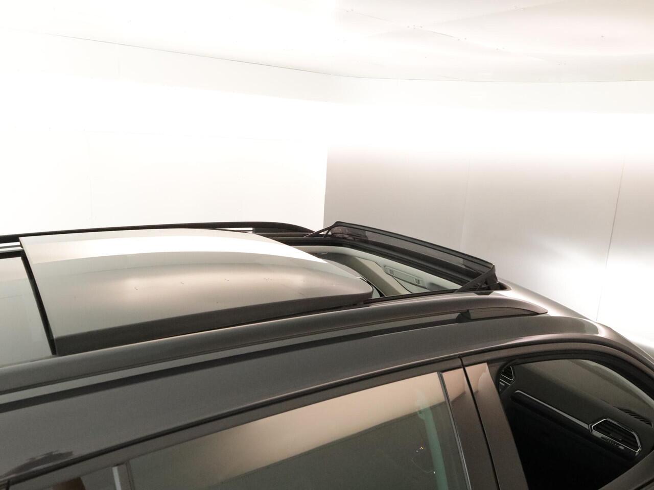 Volkswagen TIGUAN 1.4 TSI eHybrid Life 245 pk Automaat (DSG) | Navigatie | Panoramadak | Parkeersensoren | Achteruitrijcamera | LED koplampen | Stoelverwarming | SOH 87%