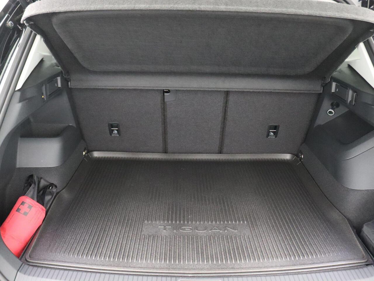 Volkswagen TIGUAN 1.5 eTSI Life Edition 150PK DSG full led, trekhaak, standkachel, adaptive cruise, side assist, stoelverwarming voor & achter, stuurwielverwarming, achteruitrijcamera, alarm, keyless, virtual pedal, 19" lichtmetaal