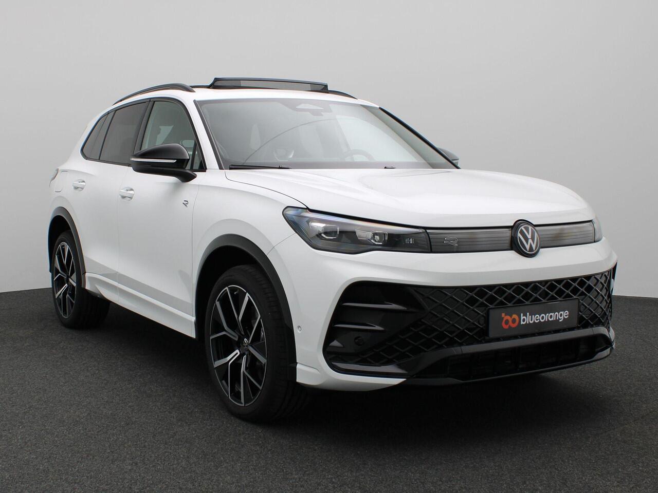 Volkswagen TIGUAN 1.5 eHybrid R-Line Edition 272PK DSG Black Style, Trekhaak, Pano-Schuifdak, Achterruitrijcamera, Keyless, Side Assist, Navi via Apple Carplay/Android Auto, 20" LM Velgen, Adaptieve Cruise Control, Stoel-Stuurverwarming, Elektr. Achterklep