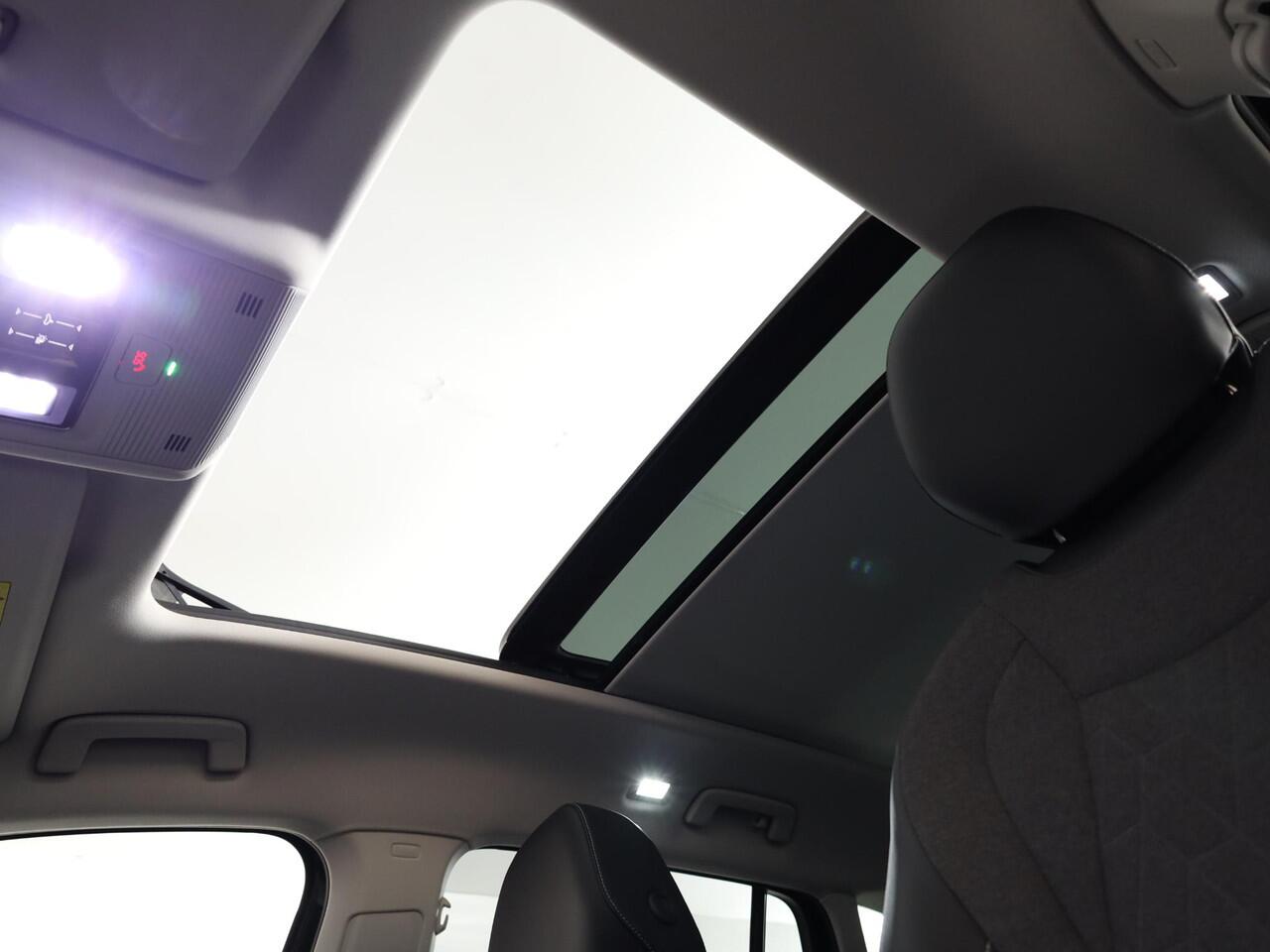 Volkswagen TIGUAN 1.5 eTSI Life Edition 130 pk Automaat (DSG) | Verlengde garantie | Navigatie | Panoramadak | Elektr. trekhaak | Parkeersensoren (Park assist) | Achteruitrijcamera |