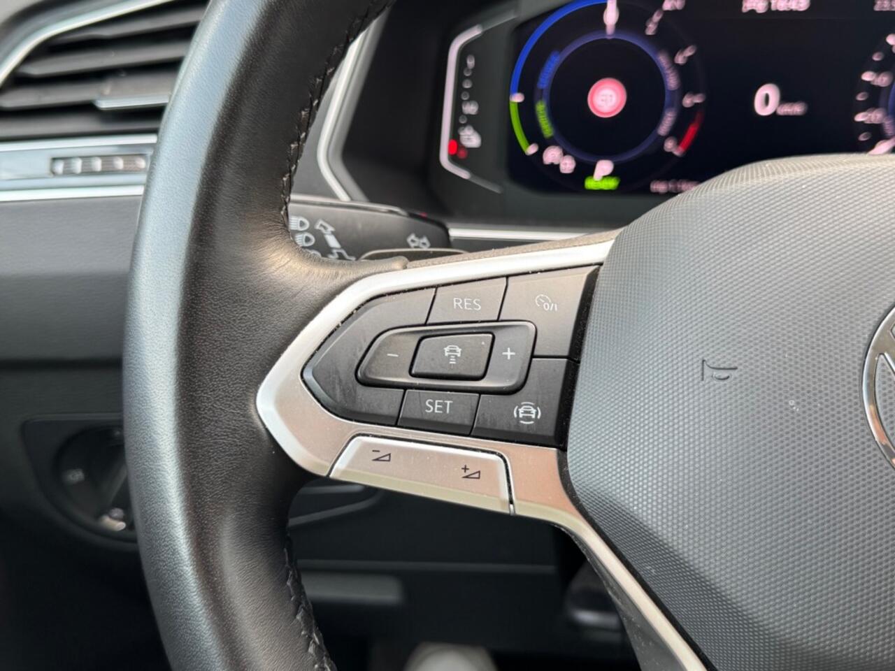 Volkswagen TIGUAN 1.4 TSI e-Hybrid Business - adaptive cruise - winterpack - camera