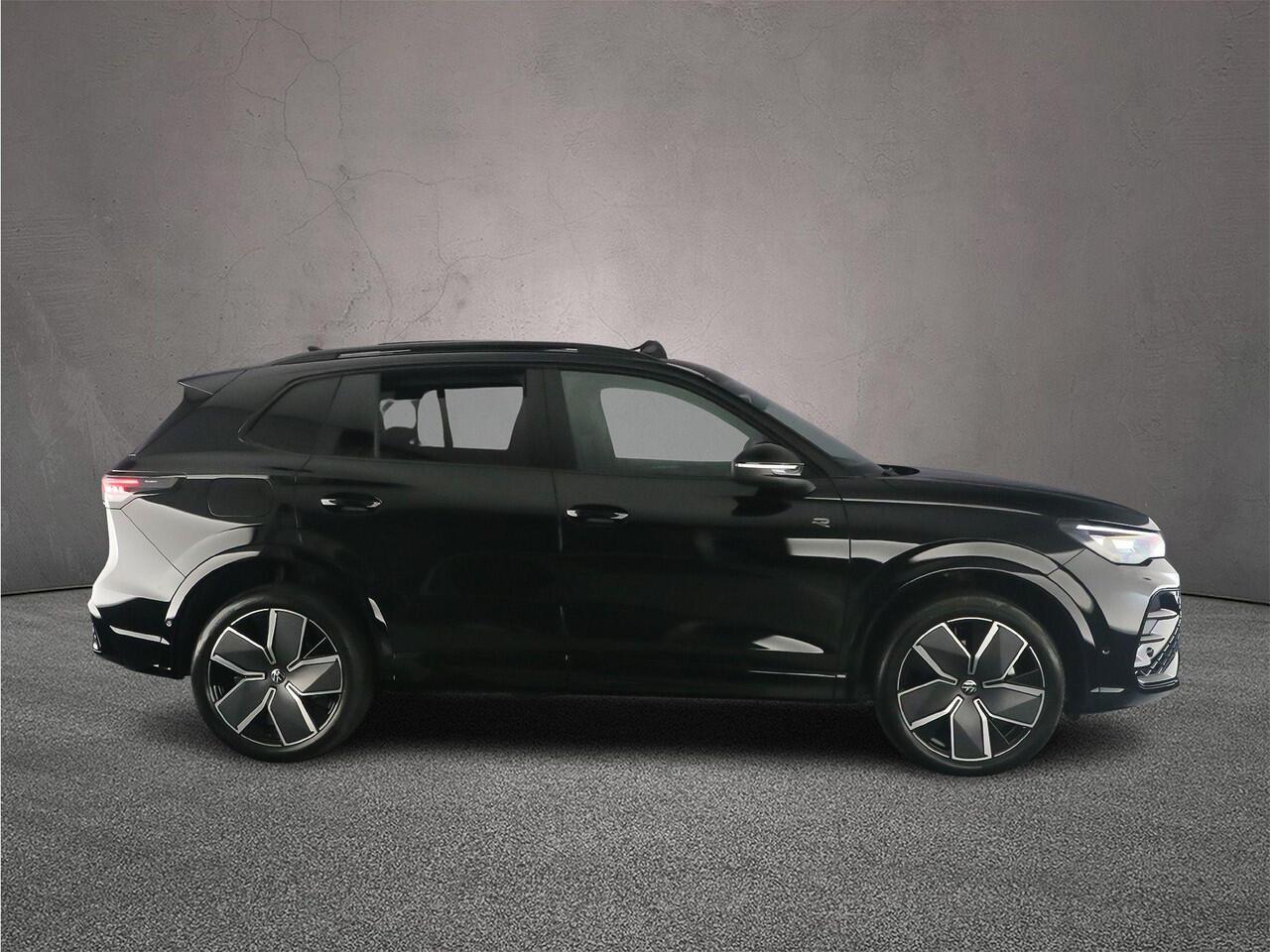 Volkswagen TIGUAN R-Line Edition 1.5 TSI eHybrid 272pk DSG Automaat Trekhaak, Panoramadak, Navigatie, Adaptive cruise control, Black Style, Achteruitrijcamera, Elektriche achterklep