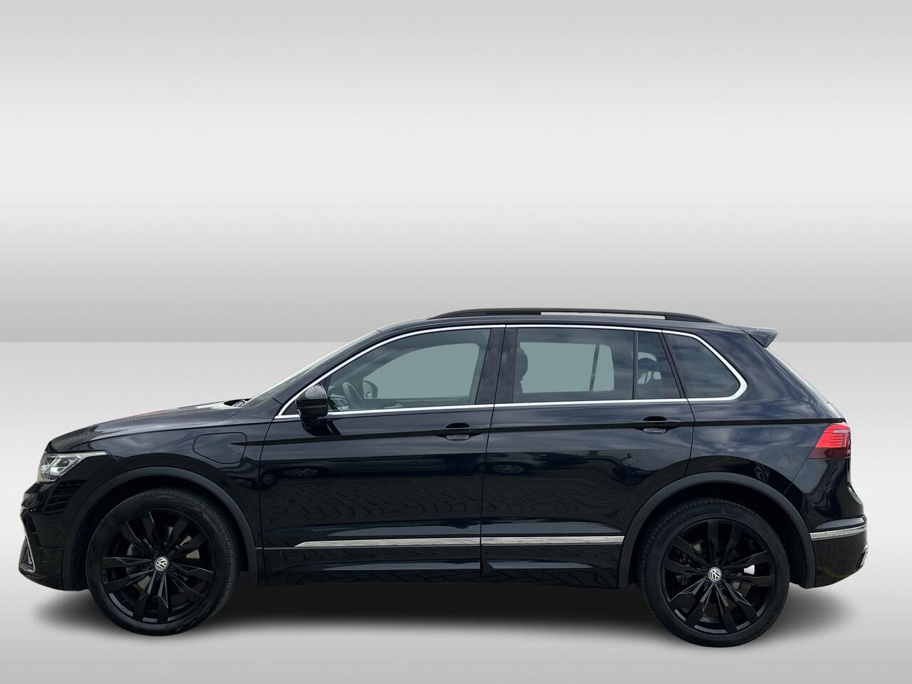 Volkswagen TIGUAN 1.4 TSI eHybrid R-Line Business+ / Pano / Navigatie / App connect / Zwenkbare trekhaak / Camera / Parkeersensoren V+A / **