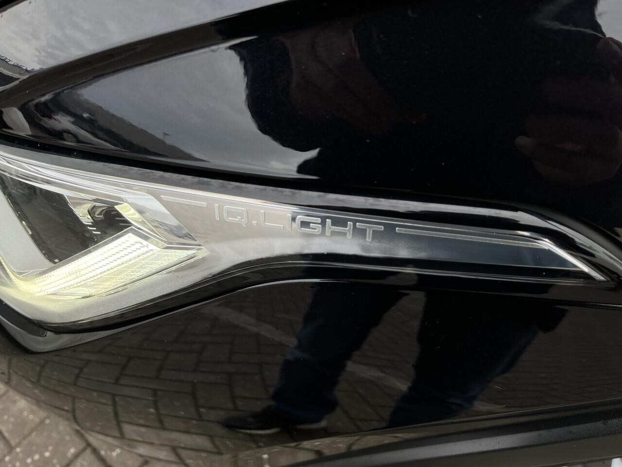 Volkswagen TIGUAN 1.5 TSI R-Line / Digitaal dashboard / Navigatie / App connect / Camera / PDC V+A / Lichtmetaal 19 inch /