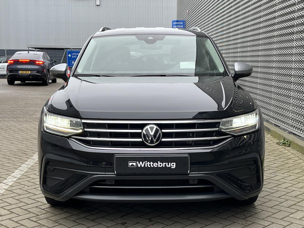 Volkswagen TIGUAN Allspace 1.5 TSI 150PK DSG Life / 7 Persoons / Digitale Cockpit / Trekhaak / Achteruitrijcamera / Parkeersensoren V + A / Achterklep elektrisch / Lane Assist **