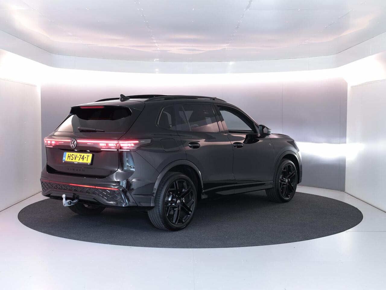 Volkswagen TIGUAN 1.5 eHybrid R-Line Edition 272 PK PHEV | Verlengde garantie | Panorama dak | Trekhaak | Black Style | Matrix koplampen | Assistance pakket plus |