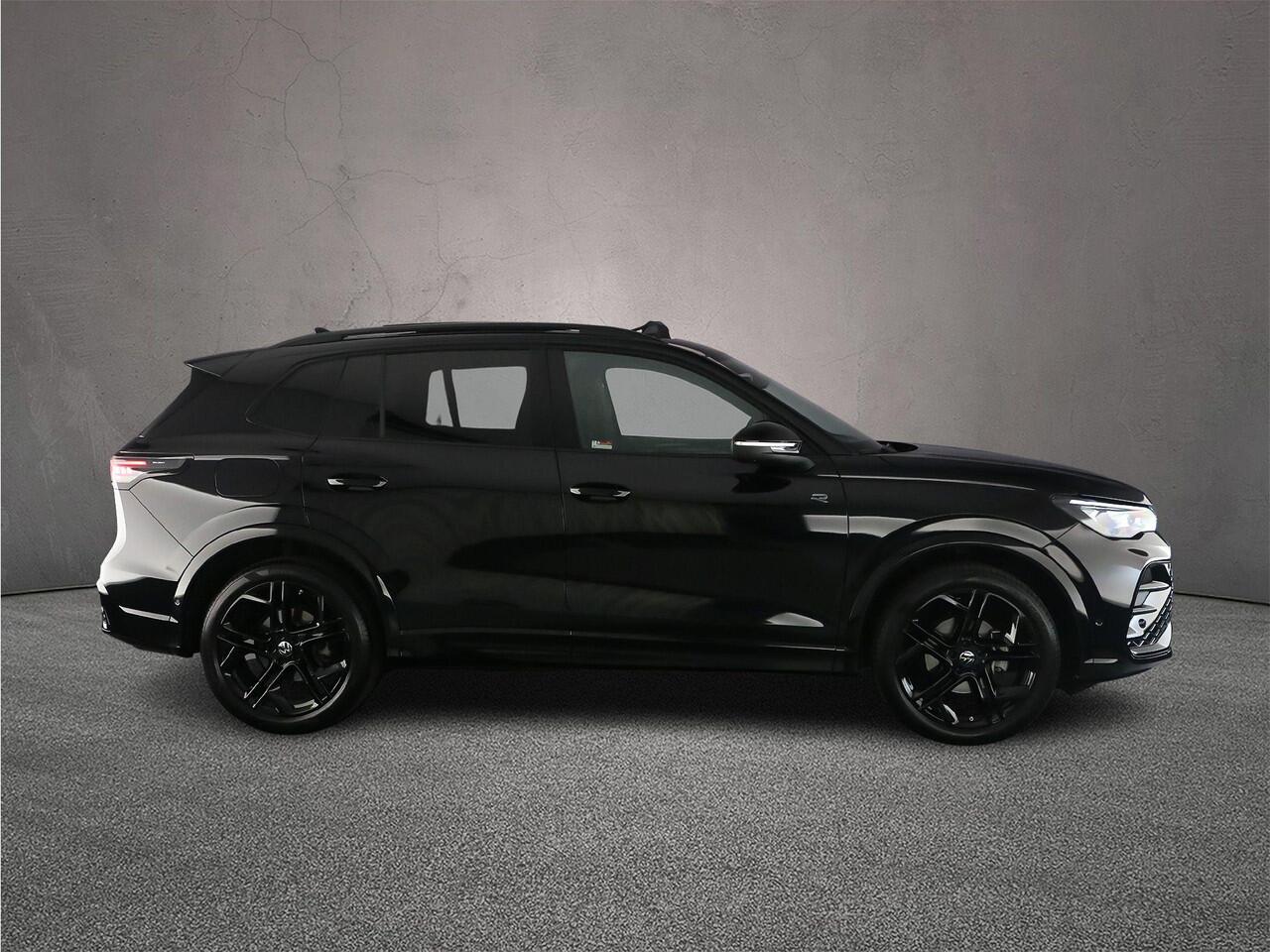 Volkswagen TIGUAN R-Line Edition 1.5 eTSI 150pk DSG Automaat Trekhaak, Harman Kardon audio, Panoramadak, Adaptive cruise control, Black Style, Achteruitrijcamera, Elektrische achterklep