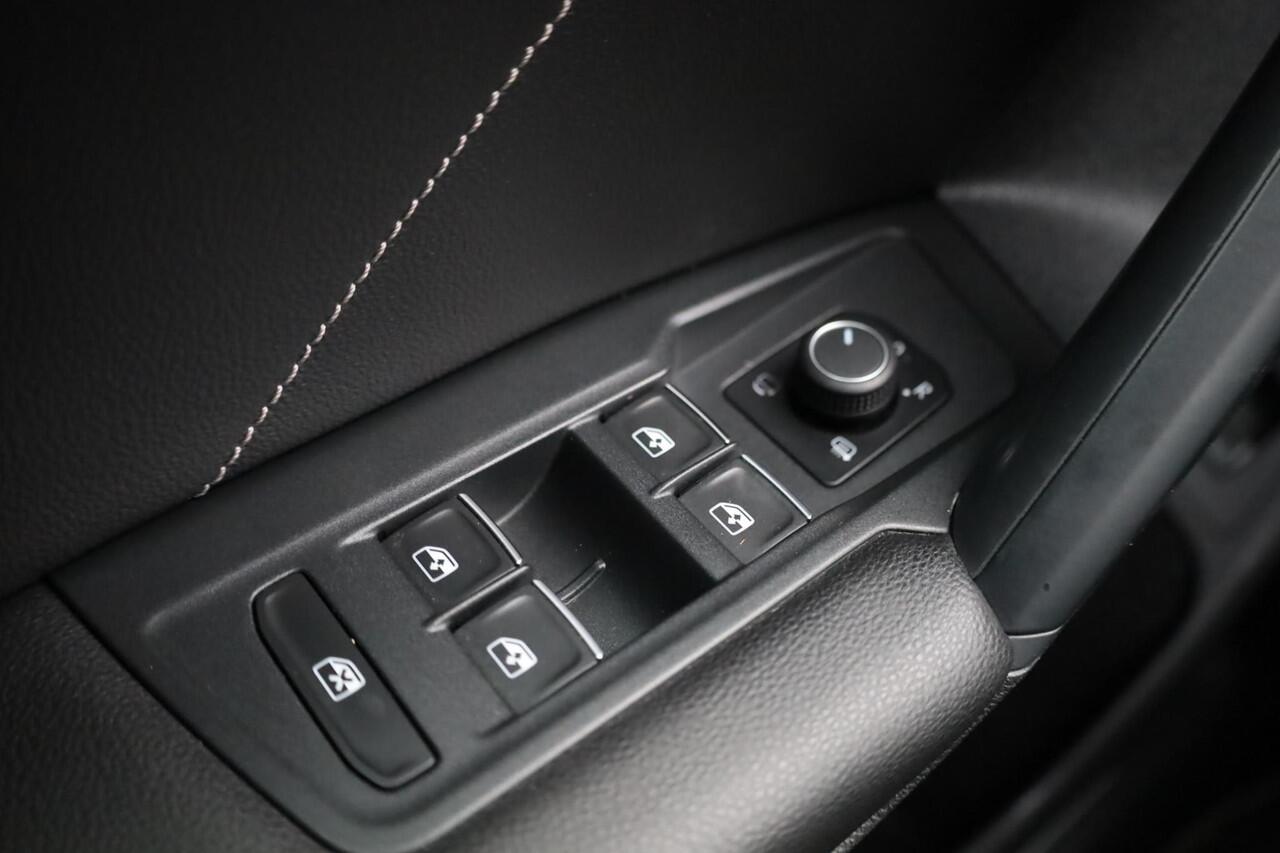 Volkswagen TIGUAN 1.4 TSI eHybrid R-Line Business+ PL ¤720 p/m* 150PK / 110kW panoramadak Lederenbekleding + elektrische stoelverstelling met geheugen stoelverwarming area view rondom zicht camera stuurwiel verwarming IQ matrix easy open & close park assist acc side assist