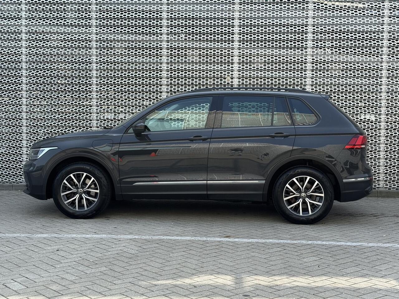 Volkswagen TIGUAN 1.4 TSI 245PK DSG eHybrid Life / Panoramadak / Virtual Cockpit / Elec. Trekhaak / Stuur & Stoelverwarming / LED / Navigatie / 17'' LMV **