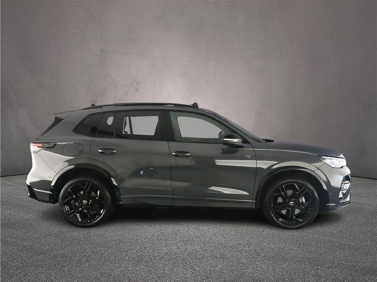 Volkswagen TIGUAN R-Line Business 1.5 TSI eHybrid 204pk DSG Automaat Trekhaak, Black Style, Panoramadak, Adaptive cruise control, LED matrix koplampen, 360 camera