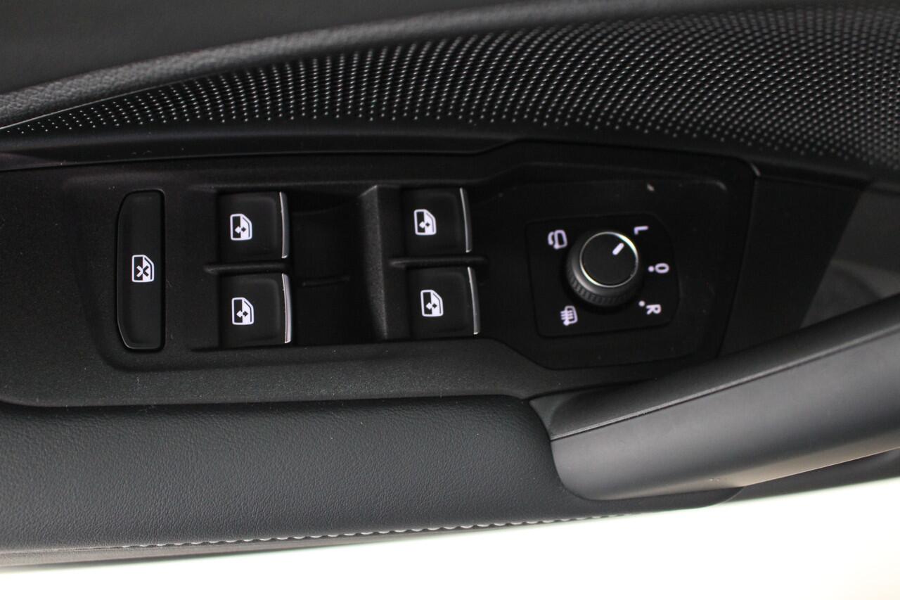 Volkswagen TIGUAN 1.5 eTSI Life Edition DSG Panoramadak | IQ-Light | Navigatie | Trekhaak | Standkachel