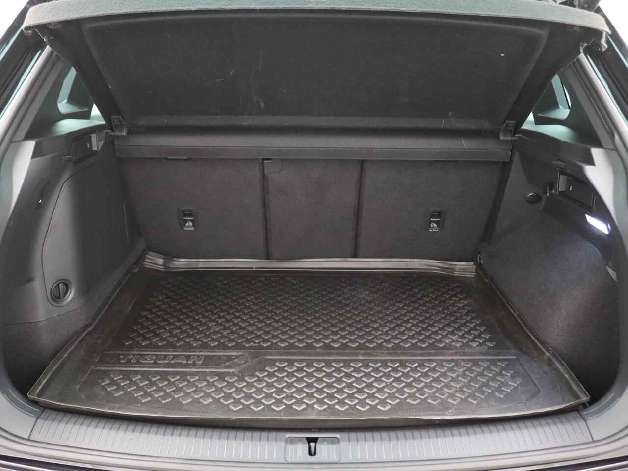 Volkswagen TIGUAN 1.4 TSI eHybrid R-Line Business 245PK DSG Panorama Dak, Trekhaak, Achterruitrijamera, Elektr. Achterklep, Virtual Cockpit, Matrix-LED Verlichting, Adaptieve Cruise Control, Side Assist, Stuur- en Stoelverwarming, Park Assist, 19" LM Velgen