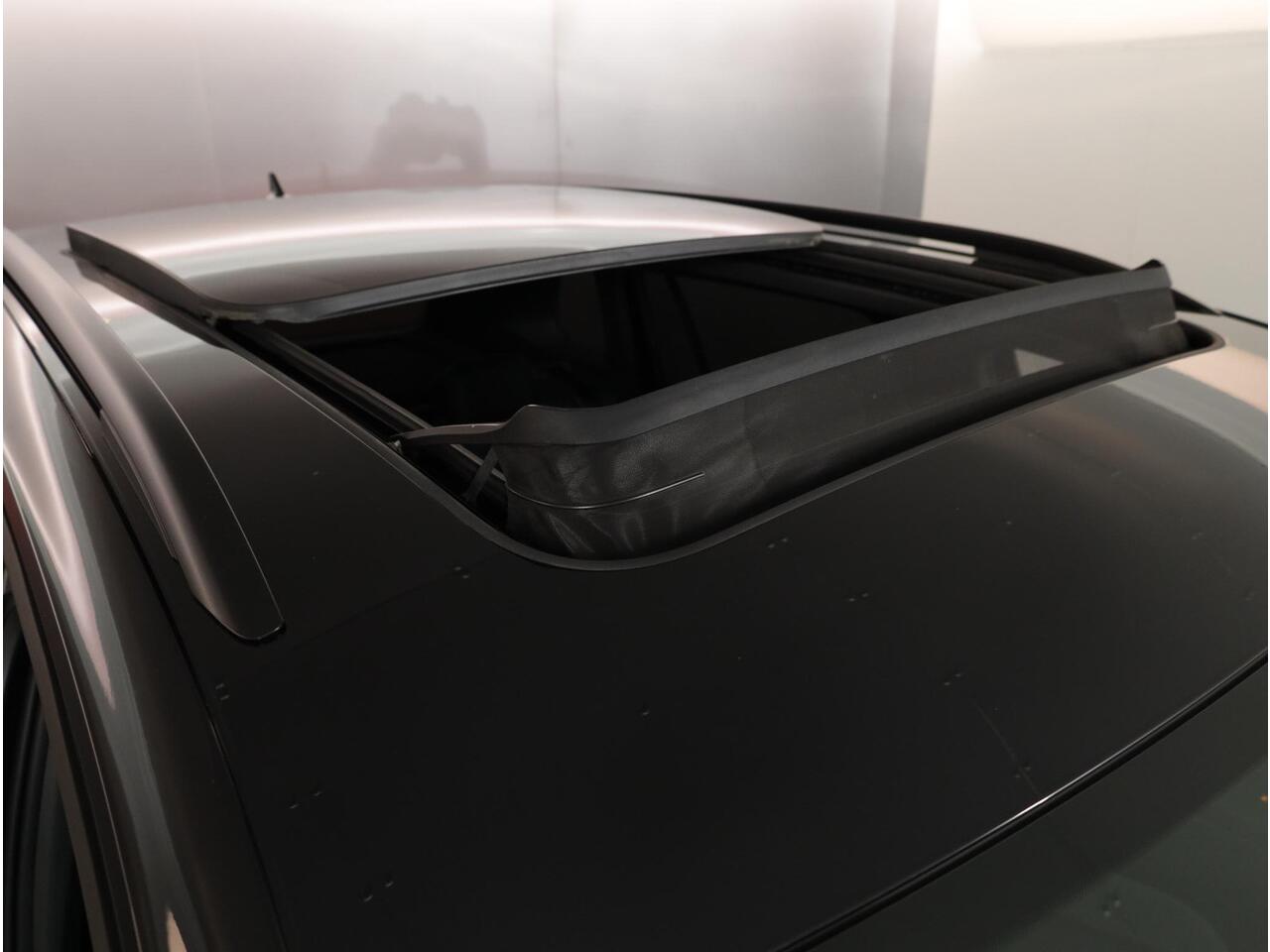 Volkswagen TIGUAN 1.4 TSI eHybrid R-Line Business+ 245 pk Automaat (DSG) | Navigatie | Panoramadak | Parkeersensoren (Park assist) | Stoelverwarming v/a | Black Style pakket | R-Line |