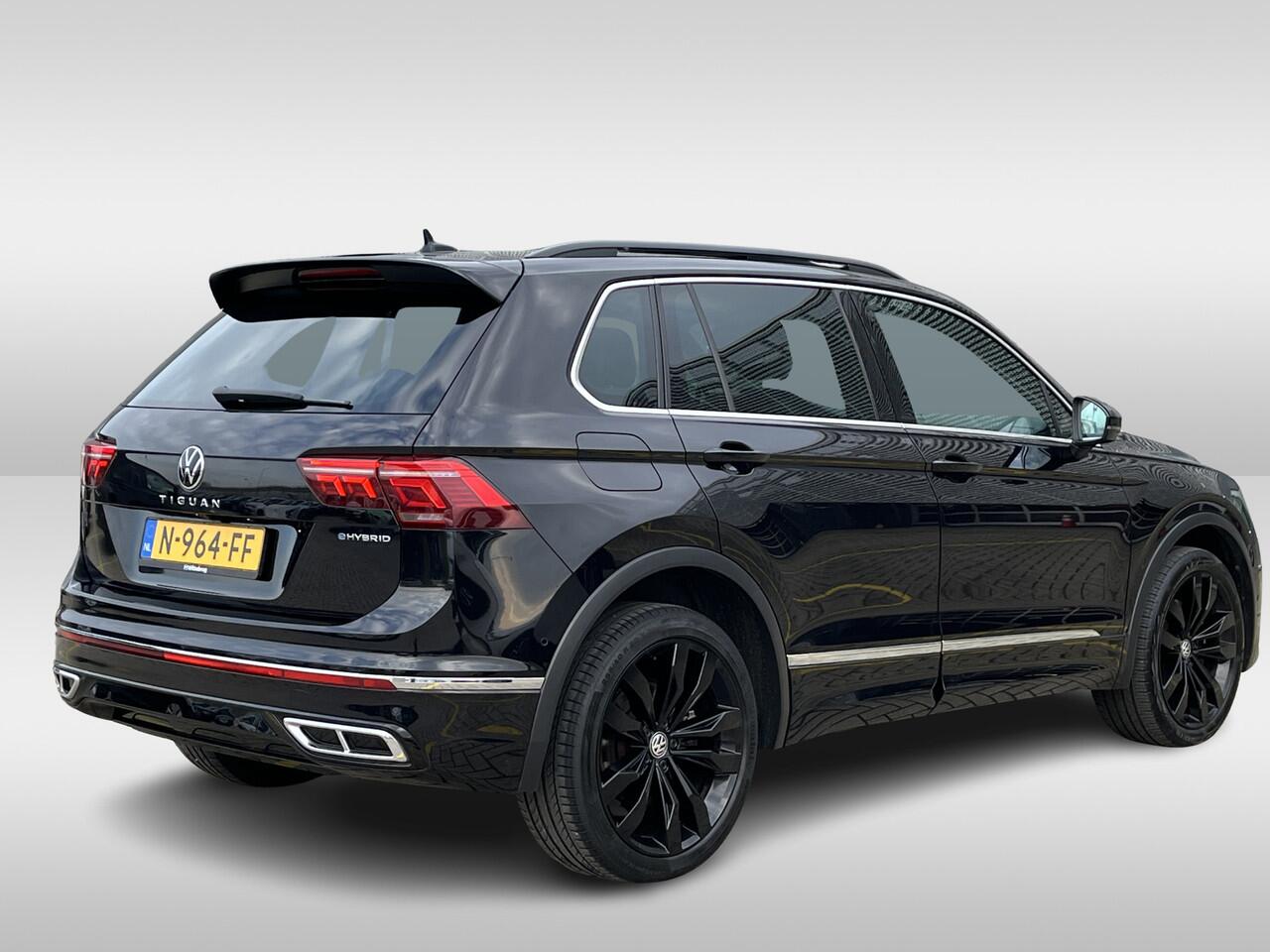 Volkswagen TIGUAN 1.4 TSI eHybrid R-Line Business+ / Pano / Navigatie / App connect / Zwenkbare trekhaak / Camera / Parkeersensoren V+A / **