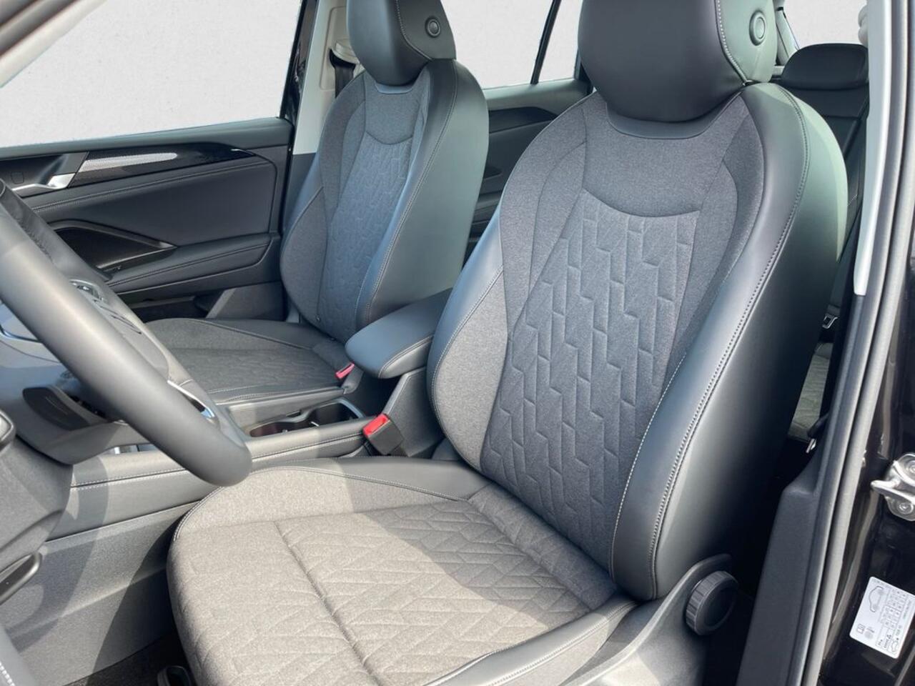 Volkswagen TIGUAN 2.0 TDI 4Motion ACC Navi LED Camera Trekhaak 18 Inch