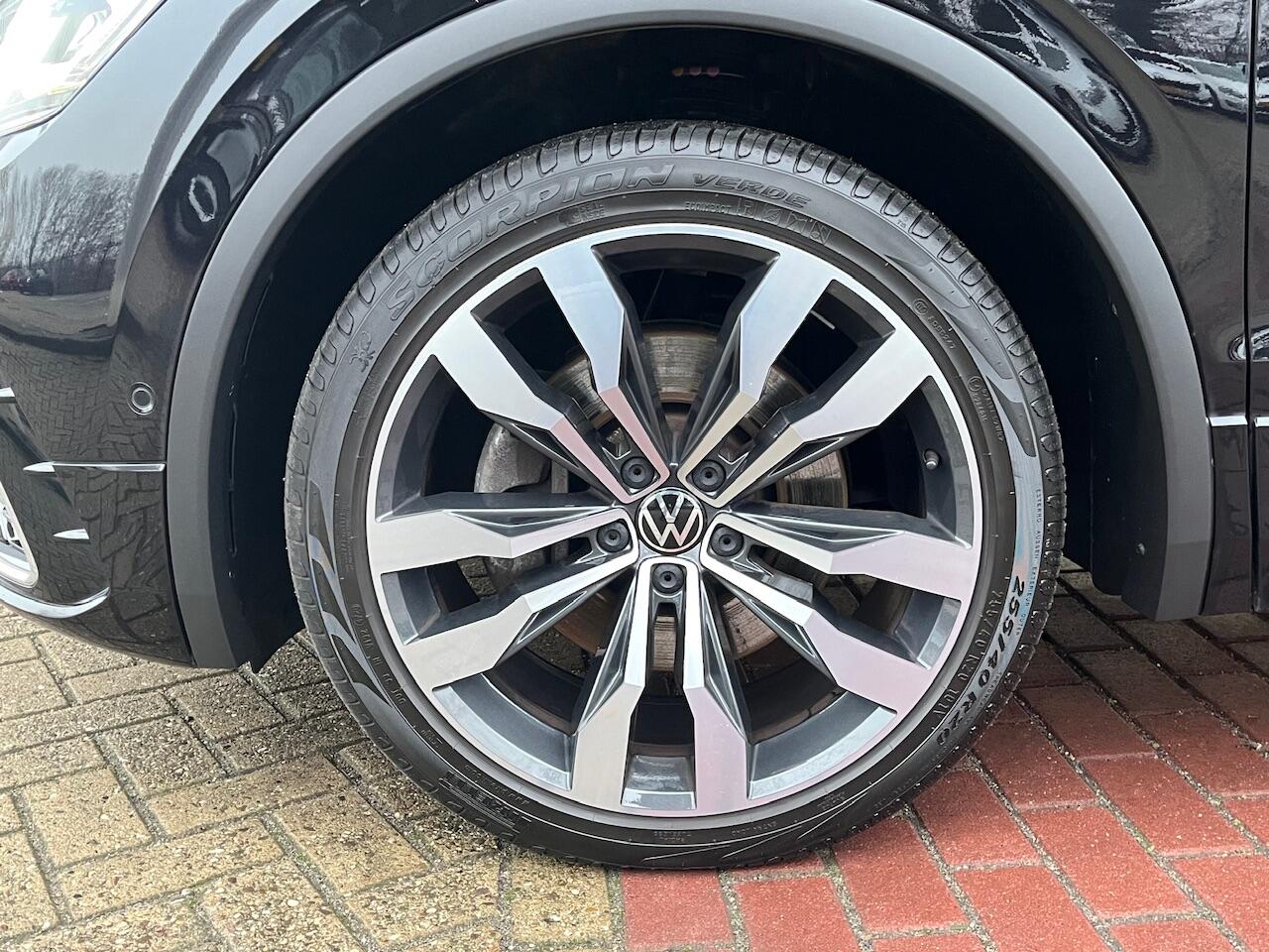 Volkswagen TIGUAN 1.4 TSI 245PK eHybrid R-Line Business+ / Panoramadak / Virtual cockpit pro / IQ LED / Voor + achter stoelen verwarmbaar / Area view / Trekhaak / 20'' LMV