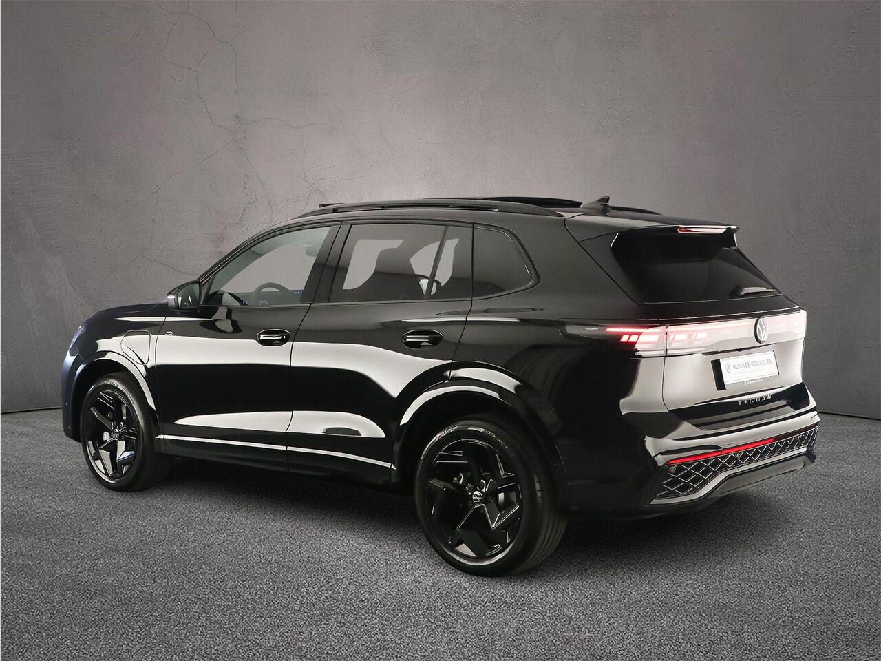 Volkswagen TIGUAN R-Line Edition 1.5 TSI eHybrid 272pk DSG Automaat Trekhaak, Black Style, Panoramadak, Adaptive cruise control, Elektrische achterklep